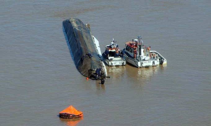 Se hundió un buque arenero tras ser chocado por otro barco en el Paraná 
