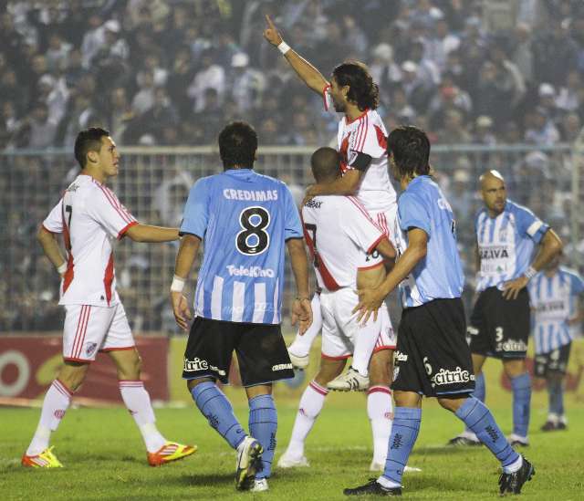 River se lo dio vuelta a Atlético Tucumán y alcanzó la punta de la B Nacional River se lo dio vuelta a Atlético Tucumán y alcanzó la punta de la B Nacional