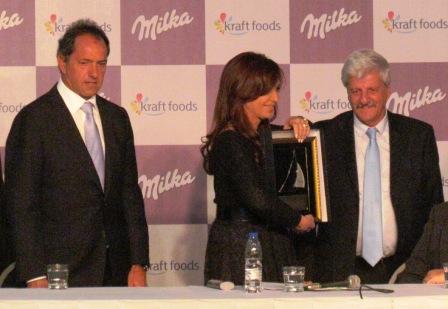 le entregó a la Presidenta, a modo de Andreotti le obsequio a Cistina una placa con las velas que caracterizan al Municipio como la capital nacional de la náutica le entregó a la Presidenta, a modo de Andreotti le obsequio a Cistina una placa con las velas que caracterizan al Municipio como la capital nacional de la náutica