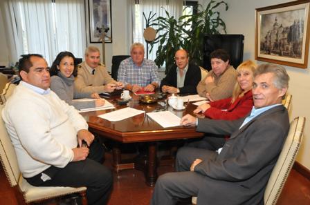 Los Ediles Horacio Fabeiro, Alejandra Nardi, Sonia Gatarri, Juan Baldo, Alejandro Forlong, Daniel Macri y Roberto López se reunieron con el Prefecto Principal Sergio Vernetti Los Ediles Horacio Fabeiro, Alejandra Nardi, Sonia Gatarri, Juan Baldo, Alejandro Forlong, Daniel Macri y Roberto López se reunieron con el Prefecto Principal Sergio Vernetti