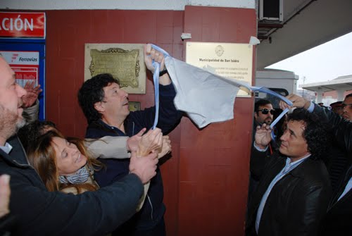 El descubrimiento de la placa que recuerda la llegada del primer tren El descubrimiento de la placa que recuerda la llegada del primer tren