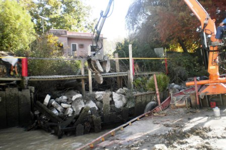 Comenzaron las obras de reconstrucción de costas en el Río Sarmiento Comenzaron las obras de reconstrucción de costas en el Río Sarmiento