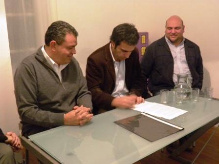 Gustavo Aguilera, presidente de Plurales, firmó un convenio de cooperación con Jorge Álvarez, presidente de IADEPP y Luis Freitas, referente sanfernandino de esa organización Gustavo Aguilera, presidente de Plurales, firmó un convenio de cooperación con Jorge Álvarez, presidente de IADEPP y Luis Freitas, referente sanfernandino de esa organización