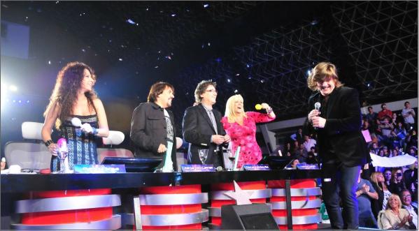 El Pájaro de Vilma Palma e Vampiros sorprendió a un dúo que realizaba su performance y convirtió la noche de Soñando por Cantar El Pájaro de Vilma Palma e Vampiros sorprendió a un dúo que realizaba su performance y convirtió la noche de Soñando por Cantar