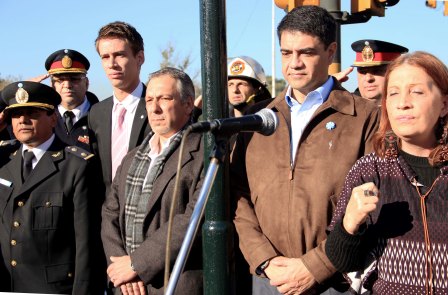 El intendente municipal Jorge Macri encabezó la ceremonia de compromiso e izamiento de la Bandera de la Paz, junto a miembros de Mil Milenios de Paz, Fundación Paz, Ecología y Arte El intendente municipal Jorge Macri encabezó la ceremonia de compromiso e izamiento de la Bandera de la Paz, junto a miembros de Mil Milenios de Paz, Fundación Paz, Ecología y Arte