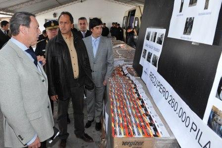 El Gobernador Scioli superviza los elementos secuestrados El Gobernador Scioli superviza los elementos secuestrados