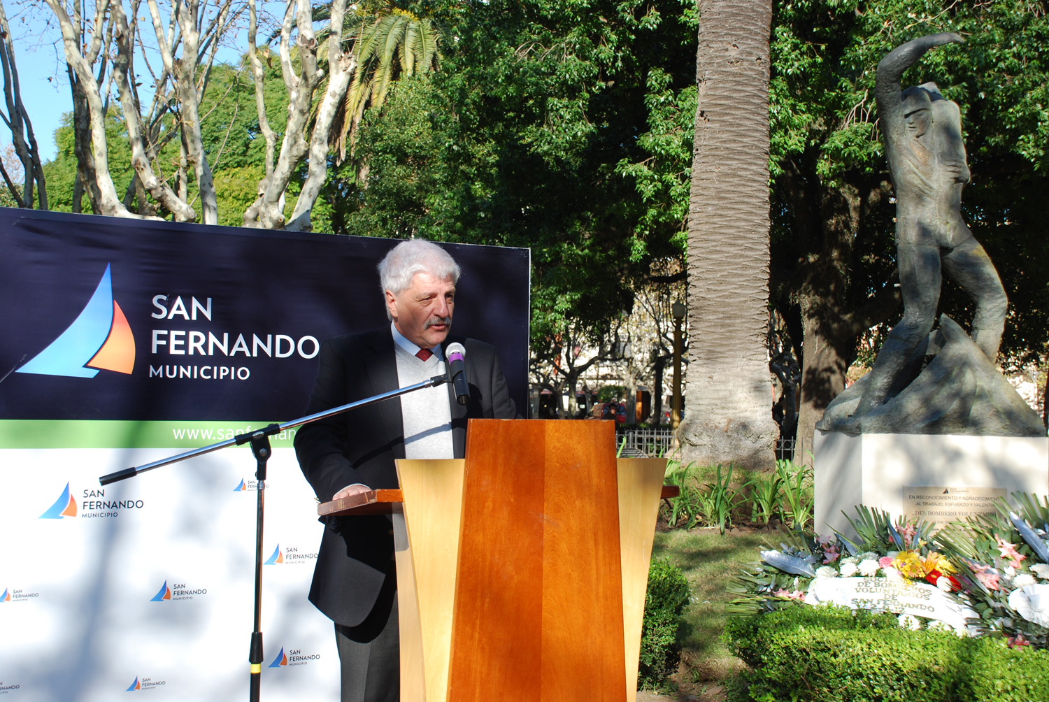 El Municipio de San Fernando homenajeó a la Sociedad de Bomberos Voluntarios restituyendo su monumento en Plaza Mitre El Municipio de San Fernando homenajeó a la Sociedad de Bomberos Voluntarios restituyendo su monumento en Plaza Mitre