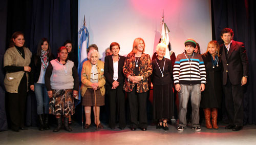 El intendente Posse con algunos de los egresados El intendente Posse con algunos de los egresados