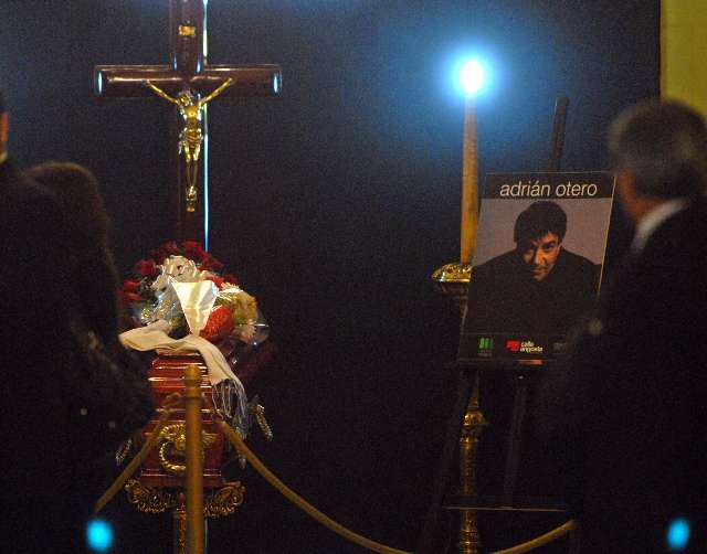 Familiares, amigos y seguidores despidieron a Adrián Otero en la Legislatura y el cementerio de Chacarita Familiares, amigos y seguidores despidieron a Adrián Otero en la Legislatura y el cementerio de Chacarita