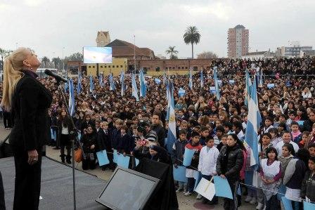 Más de 10 mil alumnos de Tigre prometieron lealtad a la bandera (Valeria Linch cantando el Himno) Más de 10 mil alumnos de Tigre prometieron lealtad a la bandera (Valeria Linch cantando el Himno)