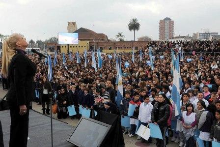 Más de 10 mil alumnos de Tigre prometieron lealtad a la bandera (Valeria Linch cantando el Himno)