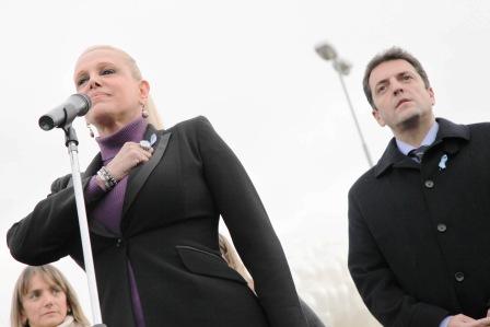 Más de 10 mil alumnos de Tigre prometieron lealtad a la bandera (Valeria Linch cantando el Himno) Más de 10 mil alumnos de Tigre prometieron lealtad a la bandera (Valeria Linch cantando el Himno)