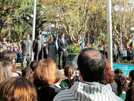 Realizan la promesa a la bandera y se festejó el aniversario de Olivos Realizan la promesa a la bandera y se festejó el aniversario de Olivos