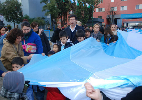 Posse, familiares y alumnos desfilan con la bandera de cien metros de largo Posse, familiares y alumnos desfilan con la bandera de cien metros de largo