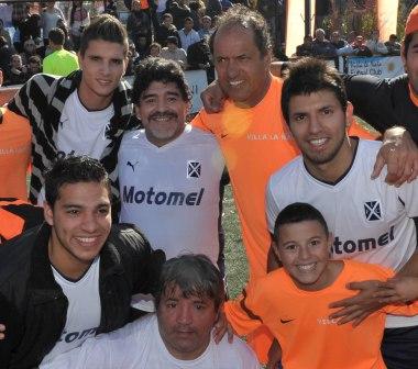 Scioli jugó al fútbol con Maradona y el Kun Aguero Scioli jugó al fútbol con Maradona y el Kun Aguero