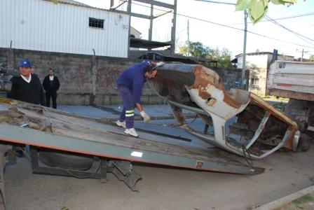 Operativo de levantamiento de vehículos abandonados y chatarras en San Fernando