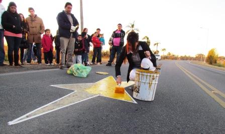 Recordaron a Néstor De Vicente repintando una estrella en el Camino de los Remeros Recordaron a Néstor De Vicente repintando una estrella en el Camino de los Remeros