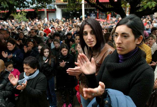 Vecinos de Cañuelas protestaron por el doble crimen y pidieron la renuncia de la intendenta Vecinos de Cañuelas protestaron por el doble crimen y pidieron la renuncia de la intendenta