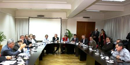 Katopodis se reunió con De Vido y otros intendentes para debatir programas de obra pública Katopodis se reunió con De Vido y otros intendentes para debatir programas de obra pública