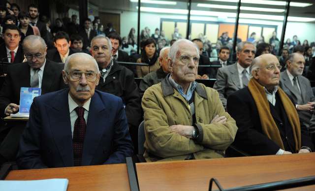 Los represores Jorge Rafael Videla, Reynaldo Bignone y Santiago Omar Riveros en primera fila, escuchan las sentencias del Tribunal Oral Federal 6 por el caso robo de bebés Los represores Jorge Rafael Videla, Reynaldo Bignone y Santiago Omar Riveros en primera fila, escuchan las sentencias del Tribunal Oral Federal 6 por el caso robo de bebés