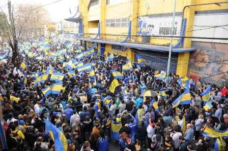 Una multitud de hinchas de Boca apoyó a Riquelme e insulto a Angelici y Falcioni 