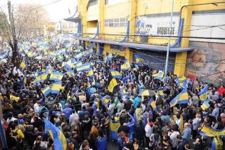 Una multitud de hinchas de Boca apoyó a Riquelme e insulto a Angelici y Falcioni Una multitud de hinchas de Boca apoyó a Riquelme e insulto a Angelici y Falcioni