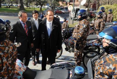 El gobernador Daniel Scioli anunció hoy un plan de seguridad para prevenir delitos en inmediaciones bancarias El gobernador Daniel Scioli anunció hoy un plan de seguridad para prevenir delitos en inmediaciones bancarias