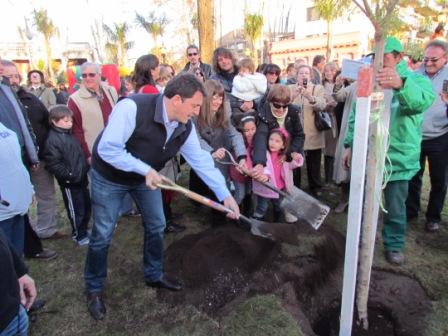 Massa inauguró un puente vehicular que une Rincón con Tigre Centro Massa inauguró un puente vehicular que une Rincón con Tigre Centro