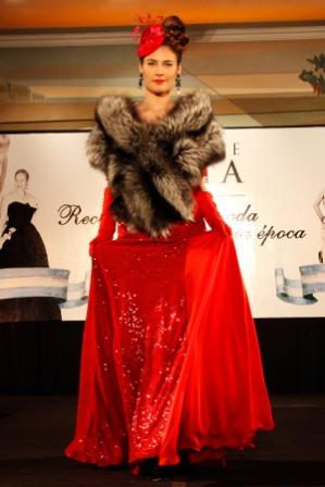 Ornella Carolo por Claudio Cosano. Vestido de noche rojo con brillo. Inspirado en presentaciones de la vida social