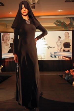 Priscila Crivocapich por Monica Socolovsky. Vestido negro emblemático en la visita al Papa Pio XII