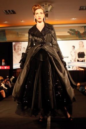 Aldana Lijavestsky por Sylvie Burstien. Vestido negro de noche. Representa la pasión por la moda de Eva Duarte.