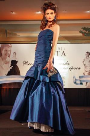 Cecilia Canepa por Gustavo Cadile. Vestido tornasolado azul. Inspirado en las presentaciones de noche