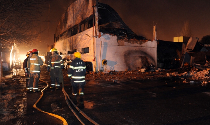 Veinte dotaciones de Bomberos lograron controlar el incendio en una fábrica de Garín Veinte dotaciones de Bomberos lograron controlar el incendio en una fábrica de Garín