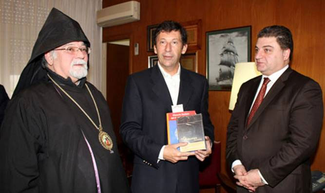 Posse junto al Embajador Melikyan y monseñor Mouradian Posse junto al Embajador Melikyan y monseñor Mouradian