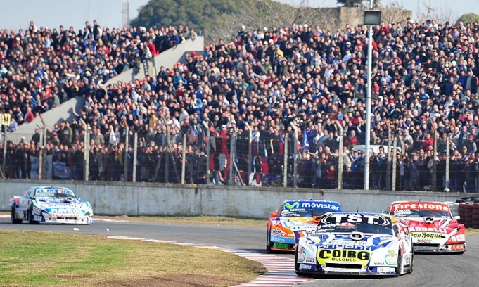 Alaux ganó la final de TC en Buenos Aires, en los festejos por sus 75 años Alaux ganó la final de TC en Buenos Aires, en los festejos por sus 75 años