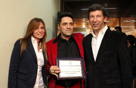 Posse entregó distinciones a Mariano Iúdica y al jurado del Soñando por Cantar
