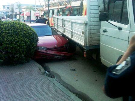 Un camión embistió varios vehículos en el centro de Tigre (Fotos Gentileza Julio Arizcorreta)