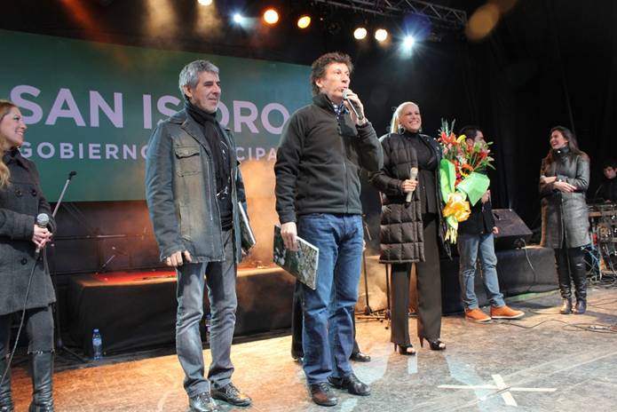 Valeria Lynch y Peteco Carabajal se presentaron en el cumpleaños 48 de Boulogne Valeria Lynch y Peteco Carabajal se presentaron en el cumpleaños 48 de Boulogne
