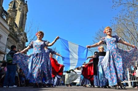 Multitudinario desfile Cívico Militar por los 200 años de la visita de San Martín a San Fernando