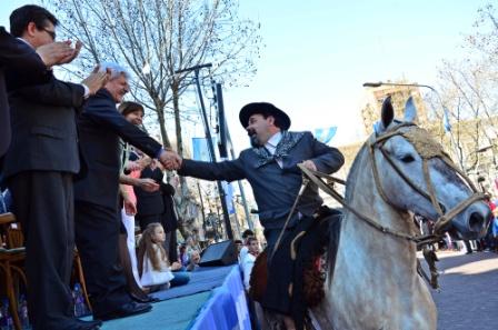 Multitudinario desfile Cívico Militar por los 200 años de la visita de San Martín a San Fernando