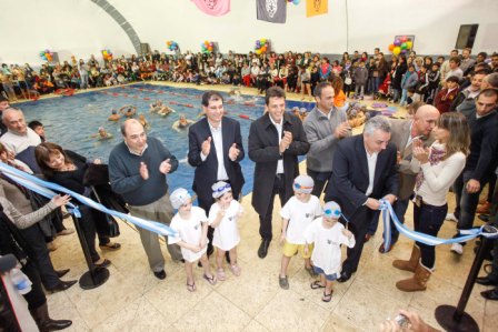 Massa inauguró la 13 pileta climatizada de Tigre Massa inauguró la 13 pileta climatizada de Tigre