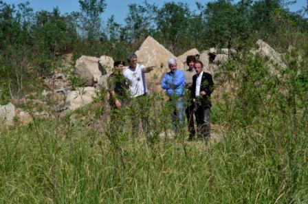 El Intendente Luis Andreotti estuvo presentes junto a miembros del ejecutivo local, en el predio donde fueron encontrados los tres tambores rellenos con cemento que contenían restos humanos El Intendente Luis Andreotti estuvo presentes junto a miembros del ejecutivo local, en el predio donde fueron encontrados los tres tambores rellenos con cemento que contenían restos humanos