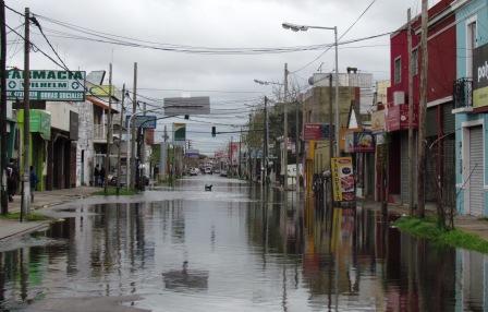 Agua en la Av. Santamaría en Rincón de Milberg esta mañana Agua en la Av. Santamaría en Rincón de Milberg esta mañana