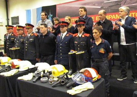 Massa entregó equipamiento al cuartel de Bomberos de Don Torcuato Massa entregó equipamiento al cuartel de Bomberos de Don Torcuato
