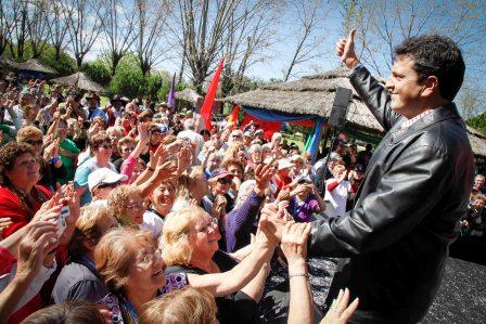 Con la presencia de Sergio Massa, la Tercera Edad de todas las localidades del distrito vivieron su día a puro festejo en el club Amzse Con la presencia de Sergio Massa, la Tercera Edad de todas las localidades del distrito vivieron su día a puro festejo en el club Amzse