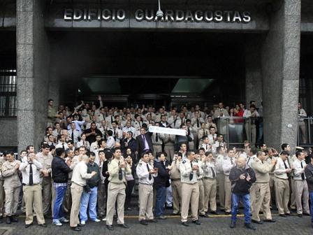 Efectivos de la Prefectura se auto acuartelaron por la reducción de sus salarios Efectivos de la Prefectura se auto acuartelaron por la reducción de sus salarios
