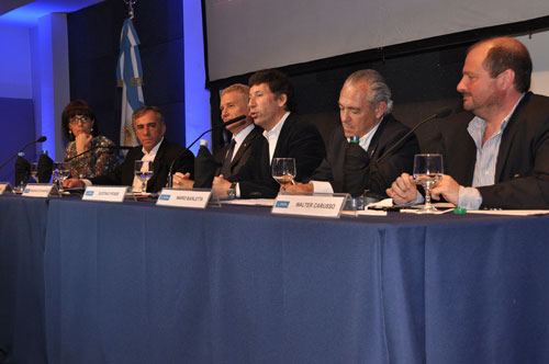 Alonso, Cariglino, De Narváez, Posse, Barletta y Caruso integraron
el panel de seminario Alonso, Cariglino, De Narváez, Posse, Barletta y Caruso integraron
el panel de seminario