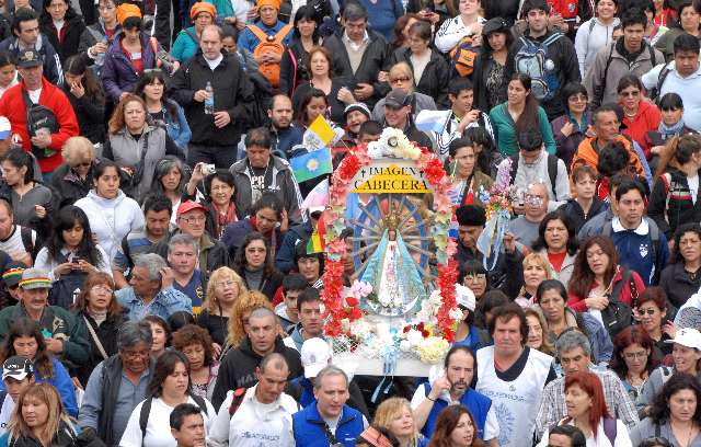 Con miles de jovenes se inició la peregrinación a pie a Luján Con miles de jovenes se inició la peregrinación a pie a Luján