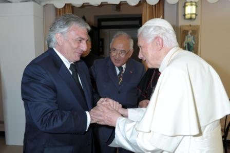 El médico Claudio Zin viajó a Roma y tuvo un encuentro con Benedico XVI El médico Claudio Zin viajó a Roma y tuvo un encuentro con Benedico XVI