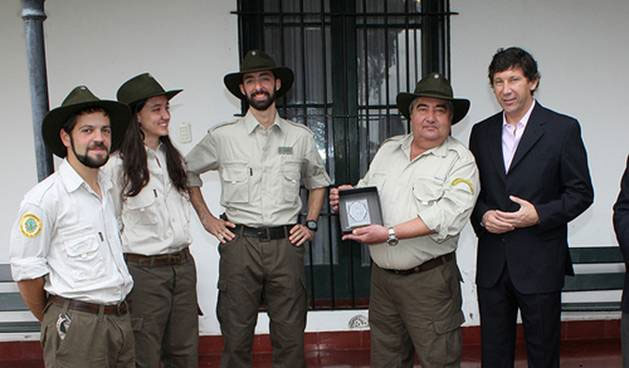 Los guardaparques Pizani, Raimondi, Falcón y Bryant junto al jefe comunal Los guardaparques Pizani, Raimondi, Falcón y Bryant junto al jefe comunal